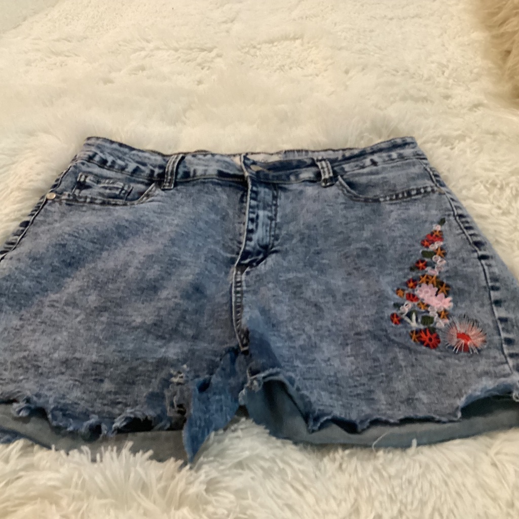 Bamboo Women Denim Shorts, Size 13/14, Color Blue Multi Color Preown